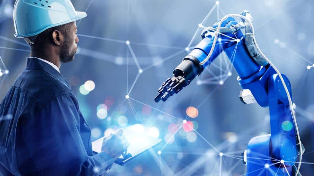 Um homem olhando os benefícios do ar comprimido na indústria 4.0