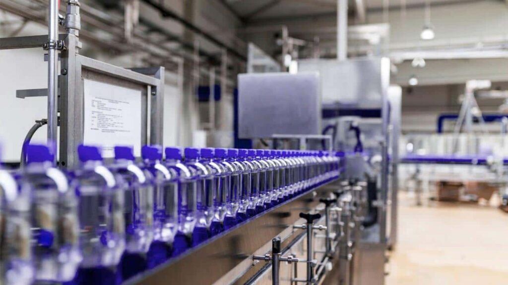 Fábrica da indústria de plásticos com chillers em operação, destacando os benefícios do controle térmico para garantir alta qualidade, eficiência produtiva e redução de desperdícios.