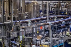 Vista interna de fábrica do setor alimentício com chillers industriais em operação, garantindo controle de temperatura, qualidade e segurança nos processos de produção.