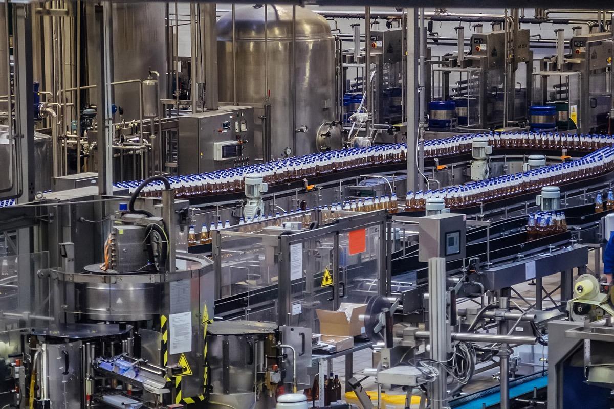 Vista interna de fábrica do setor alimentício com chillers industriais em operação, garantindo controle de temperatura, qualidade e segurança nos processos de produção.