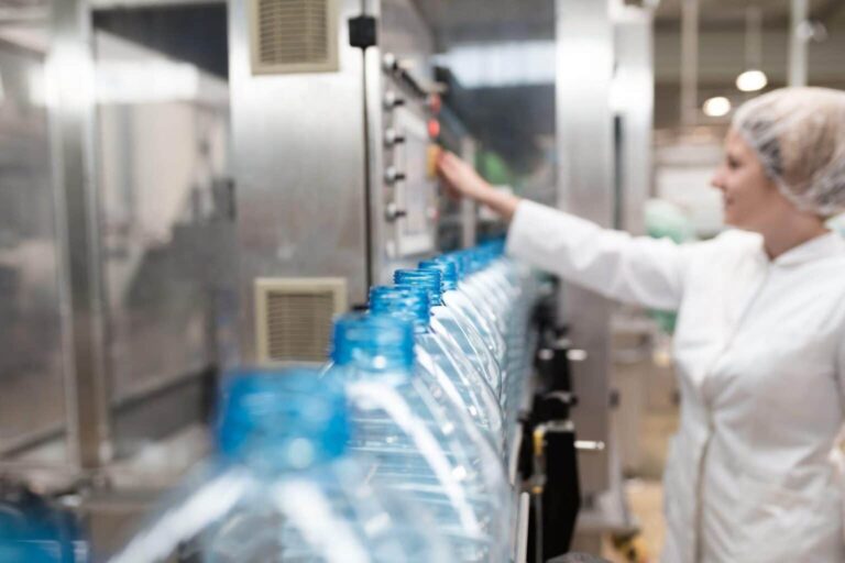 Vista de uma fábrica da indústria de plásticos com chillers em operação, essenciais para o controle térmico e a eficiência da produção.