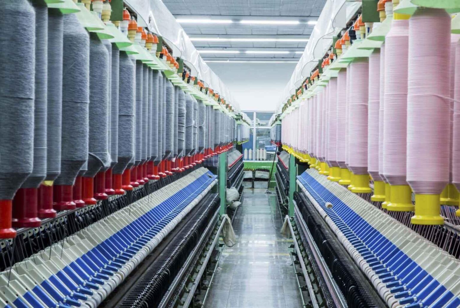 Fábrica têxtil com máquinas operando com ar comprimido, destacando as vantagens