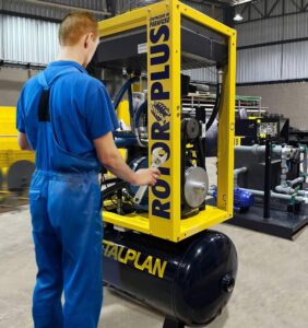 Técnico realizando inspeção de manutenção preventiva