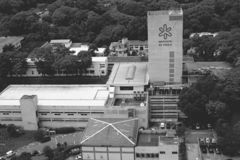 Foto aérea em preto e branco mostrando o instituto de física da USP